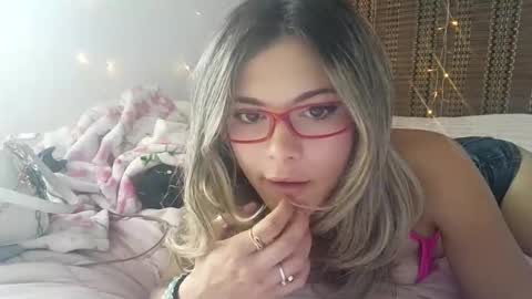 Snapshot of katarina4love chatting on May 9, 9:53 pm katarina4love online show from May 9, 9:53 pm