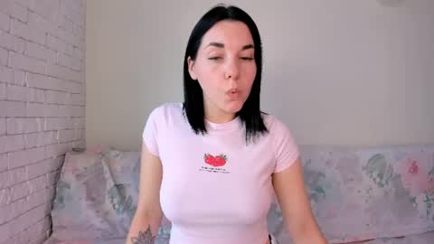Snapshot of kate_ree_ chatting on June 29, 10:15 am KATE online show from June 29, 10:15 am