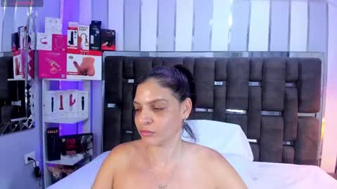 Snapshot of kate_roose chatting on May 31, 8:43 pm kate_roose online show from May 31, 8:43 pm