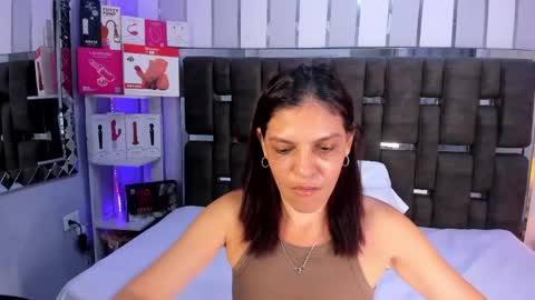 Snapshot of kate_roose chatting on June 3, 8:47 pm kate_roose online show from June 3, 8:47 pm