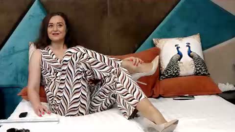 KateQueenston --  online show from July 18, 10:30 am