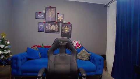 Snapshot of katewalker_ chatting on December 21, 6:34 pm Kate online show from December 21, 6:34 pm