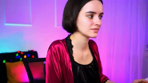 katewillows online show from February 14, 4:31 am