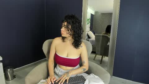 Snapshot of kathegomez_ chatting on June 19, 3:00 am KatheGomez online show from June 19, 3:00 am