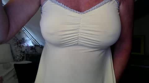 Snapshot of kathylovexxx chatting on July 7, 7:23 am Kathy online show from July 7, 7:23 am