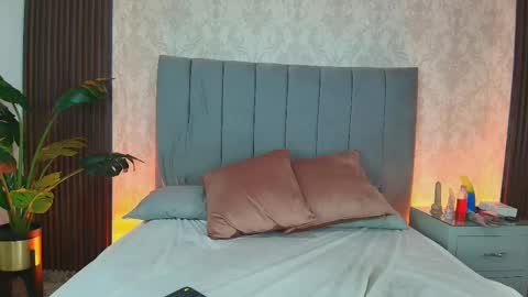 Karen Villas online show from February 13, 8:45 pm