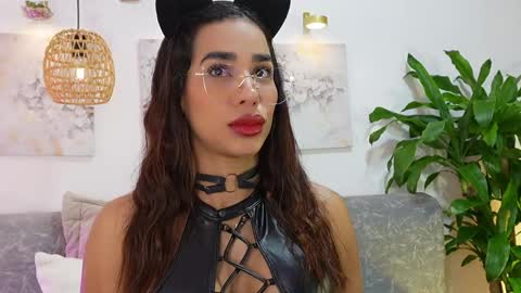 Snapshot of katiecruz_ chatting on June 2, 10:50 am Katie online show from June 2, 10:50 am