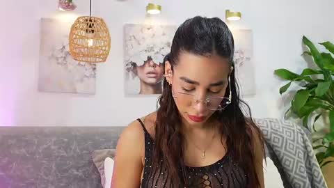 Snapshot of katiecruz_ chatting on June 18, 11:03 am Katie online show from June 18, 11:03 am