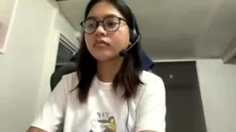 Snapshot of katlynpelyo chatting on June 3, 2:33 pm Lily online show from June 3, 2:33 pm