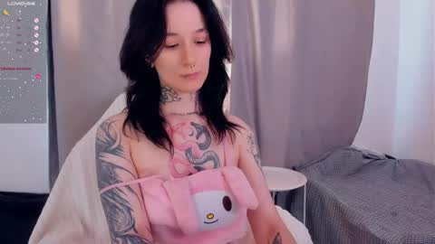 katrina_h0w online show from May 7, 4:07 am