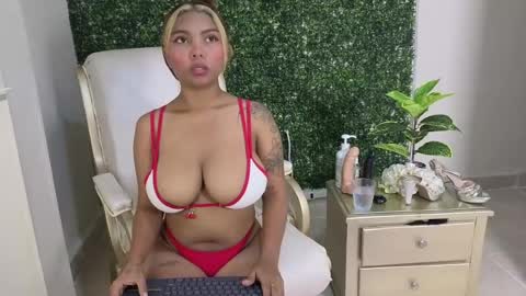 Snapshot of katy_love222 chatting on May 30, 6:49 pm katy_love222 online show from May 30, 6:49 pm