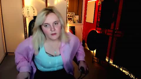 Snapshot of katybriggs chatting on June 19, 6:07 am Katy online show from June 19, 6:07 am