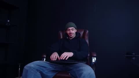 Snapshot of kaydendrew chatting on December 16, 5:23 am KaydenDrew online show from December 16, 5:23 am