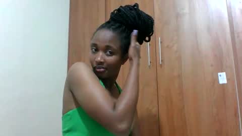 Snapshot of kaylar005 chatting on May 28, 8:17 pm kaylar online show from May 28, 8:17 pm