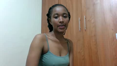 Snapshot of kaylar005 chatting on May 31, 5:15 am kaylar online show from May 31, 5:15 am