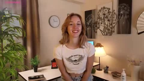 Mia online show from December 3, 6:06 pm