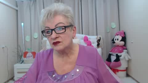 kaylesmoll online show from April 3, 6:50 pm