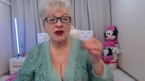 kaylesmoll online show from May 2, 6:35 pm