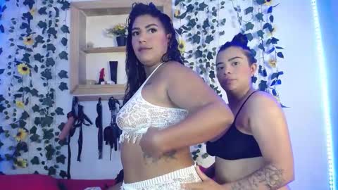 Snapshot of kaylie_and_dakota_ chatting on September 27, 1:54 am kaylie and dakota online show from September 27, 1:54 am