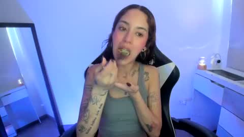 Snapshot of kaylie_xxx chatting on June 16, 7:27 pm kaylie online show from June 16, 7:27 pm