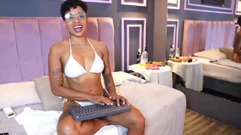 kelly__thomson online show from June 9, 1:01 pm