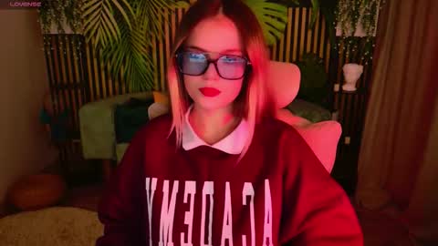 Snapshot of kellyhayden chatting on December 1, 6:24 pm Kelly online show from December 1, 6:24 pm