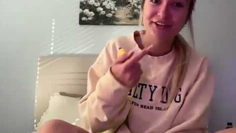 Snapshot of kelseyblu chatting on June 3, 11:10 pm Kelsey Blu online show from June 3, 11:10 pm