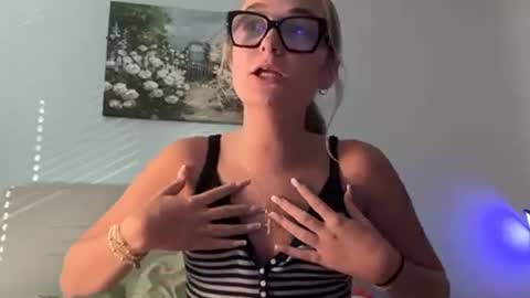 Snapshot of kelseyblu chatting on June 4, 11:11 pm Kelsey Blu online show from June 4, 11:11 pm