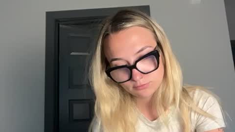 Snapshot of kelseyblu chatting on June 16, 11:29 pm Kelsey Blu online show from June 16, 11:29 pm