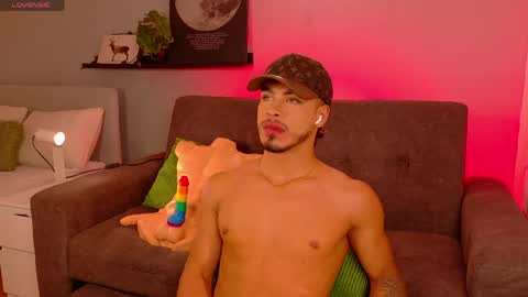 Snapshot of ken_boy_ chatting on May 23, 9:02 am online show from May 23, 9:02 am