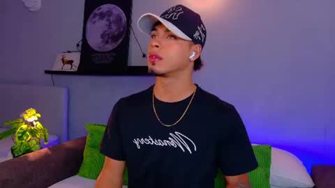 Snapshot of ken_boy_ chatting on July 21, 9:44 am online show from July 21, 9:44 am
