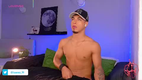 Snapshot of ken_boy_ chatting on August 3, 10:21 am online show from August 3, 10:21 am