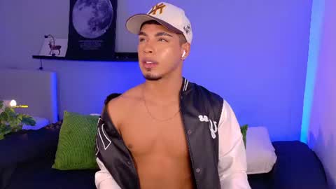Snapshot of ken_boy_ chatting on August 4, 10:51 am online show from August 4, 10:51 am