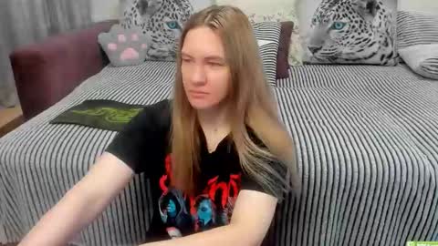 Snapshot of kendra_xx_ chatting on May 10, 11:43 pm Kendra online show from May 10, 11:43 pm