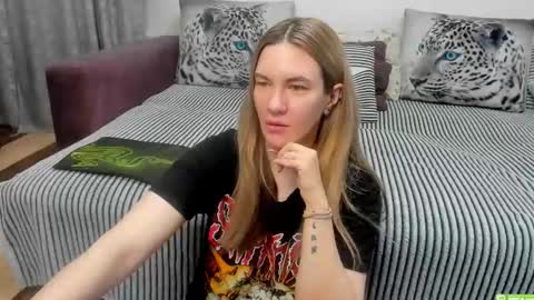 Snapshot of kendra_xx_ chatting on May 25, 11:44 pm Kendra online show from May 25, 11:44 pm