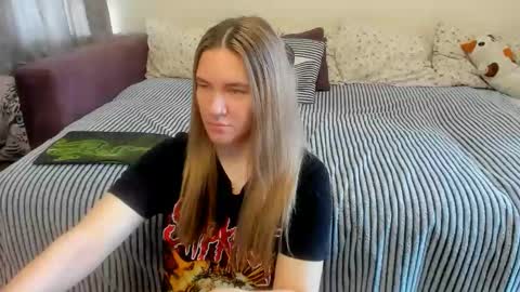 Snapshot of kendra_xx_ chatting on June 8, 1:28 am Kendra online show from June 8, 1:28 am