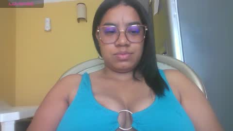 Snapshot of kendrabigass chatting on November 11, 3:01 pm Mamasita online show from November 11, 3:01 pm