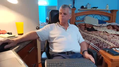 Snapshot of kent_ham chatting on October 6, 7:44 pm kent_ham online show from October 6, 7:44 pm