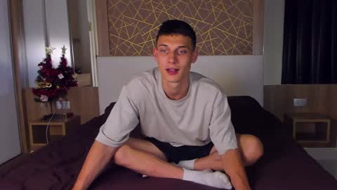 Snapshot of kenter_parker chatting on January 4, 6:09 pm Peter online show from January 4, 6:09 pm