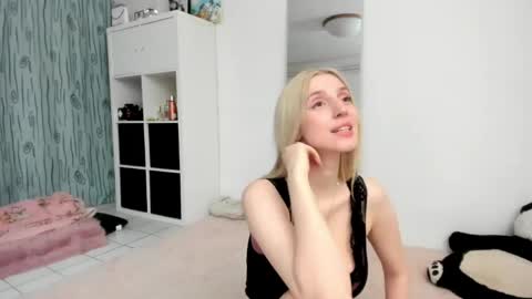 Snapshot of kenziedawton chatting on April 16, 3:57 pm Kenzie online show from April 16, 3:57 pm