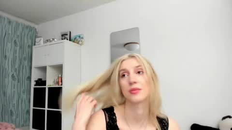 Snapshot of kenziedawton chatting on April 20, 4:32 pm Kenzie online show from April 20, 4:32 pm
