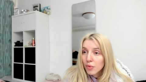 Snapshot of kenziedawton chatting on May 10, 1:49 pm Kenzie online show from May 10, 1:49 pm