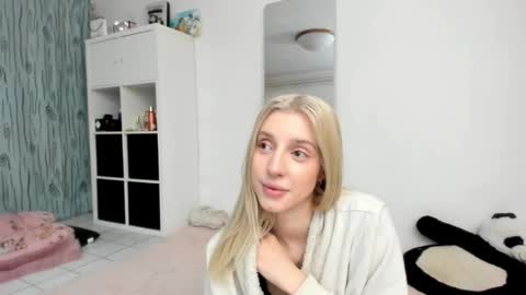 Snapshot of kenziedawton chatting on May 15, 4:36 pm Kenzie online show from May 15, 4:36 pm