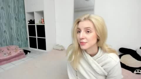 Snapshot of kenziedawton chatting on May 17, 1:51 pm Kenzie online show from May 17, 1:51 pm