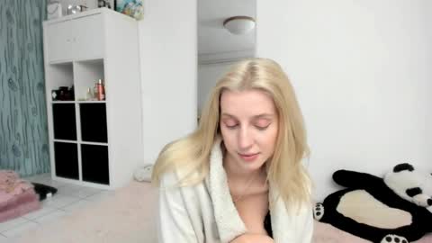 Snapshot of kenziedawton chatting on May 18, 4:24 pm Kenzie online show from May 18, 4:24 pm