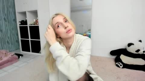Snapshot of kenziedawton chatting on May 23, 5:06 pm Kenzie online show from May 23, 5:06 pm