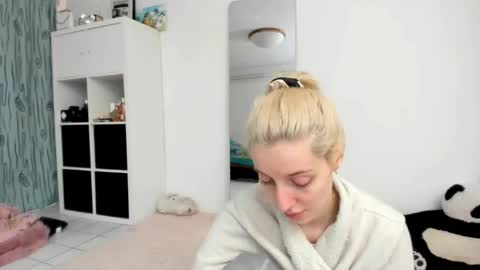 Snapshot of kenziedawton chatting on May 24, 1:38 pm Kenzie online show from May 24, 1:38 pm