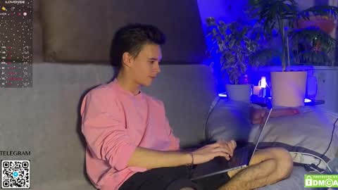 Snapshot of kevin_doo chatting on October 28, 5:44 am Fansly Kevin T online show from October 28, 5:44 am