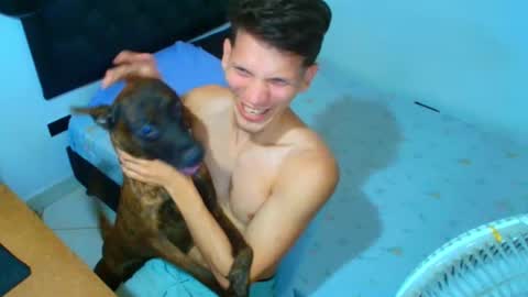 Snapshot of kevinkewma chatting on May 28, 10:12 am kevinkewma online show from May 28, 10:12 am