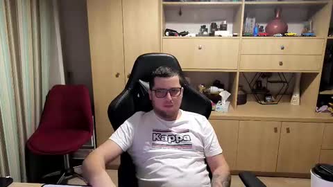 Snapshot of kevinnlovely95 chatting on December 2, 11:34 pm Kevinn online show from December 2, 11:34 pm